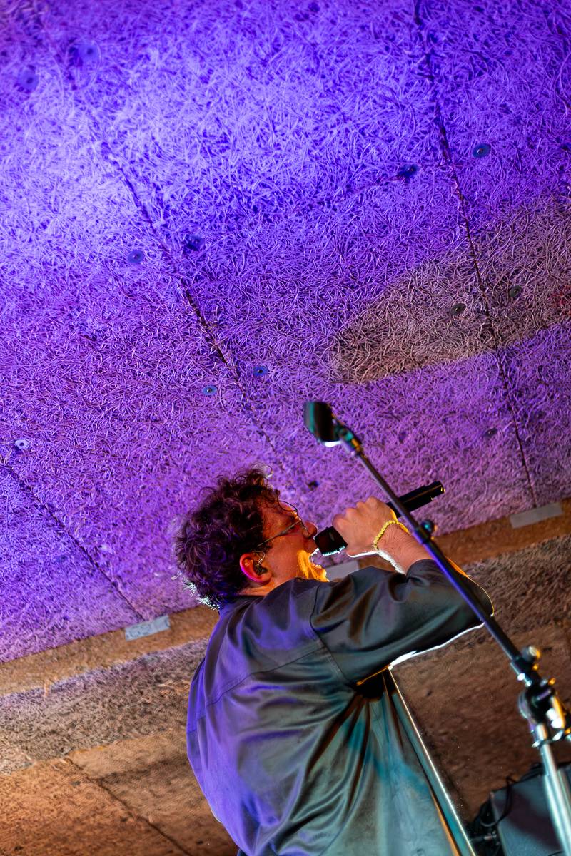 Kamrad předvedl v Praze show nabitou energií, publikum rozeskákal a rozezpíval svými hity