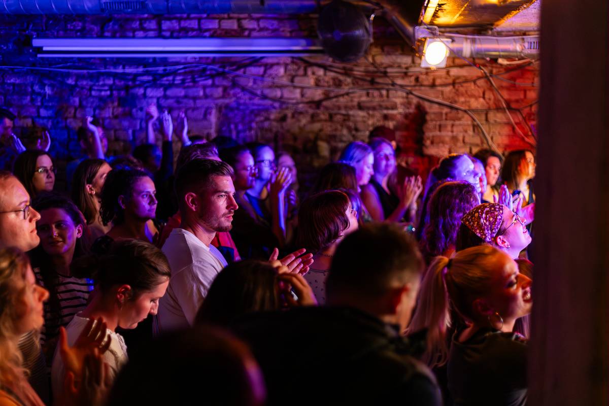 Kamrad předvedl v Praze show nabitou energií, publikum rozeskákal a rozezpíval svými hity