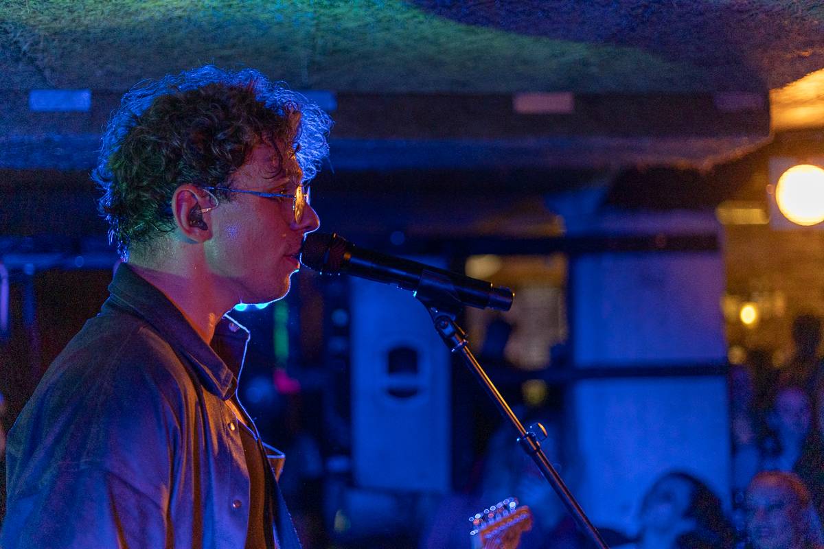 Kamrad předvedl v Praze show nabitou energií, publikum rozeskákal a rozezpíval svými hity