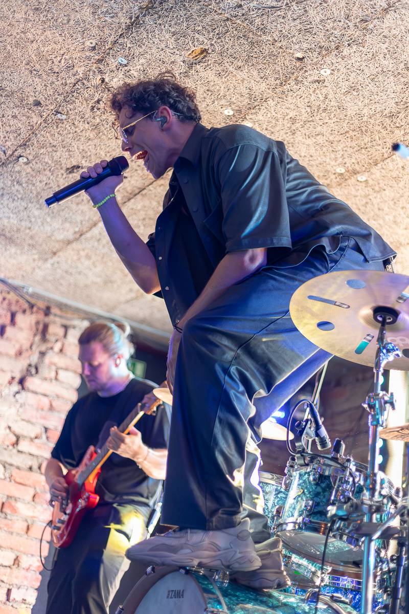 Kamrad předvedl v Praze show nabitou energií, publikum rozeskákal a rozezpíval svými hity