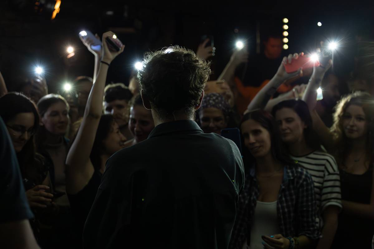 Kamrad předvedl v Praze show nabitou energií, publikum rozeskákal a rozezpíval svými hity