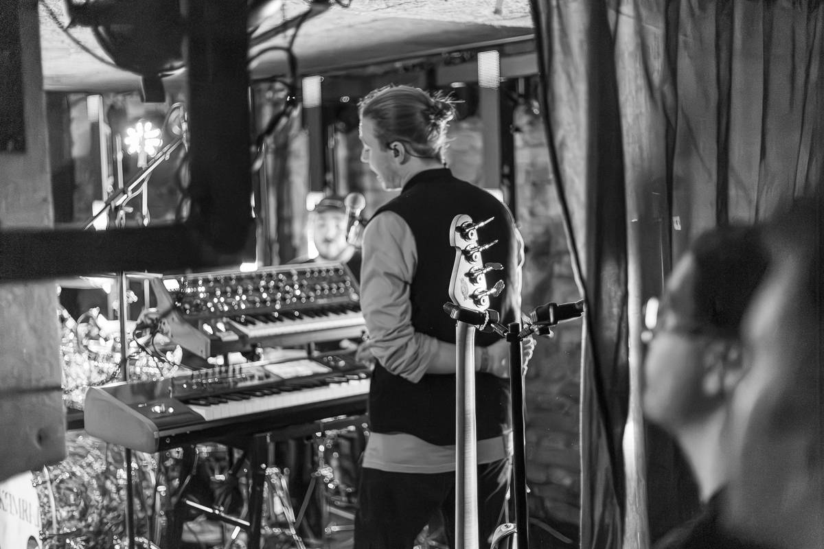 Kamrad předvedl v Praze show nabitou energií, publikum rozeskákal a rozezpíval svými hity