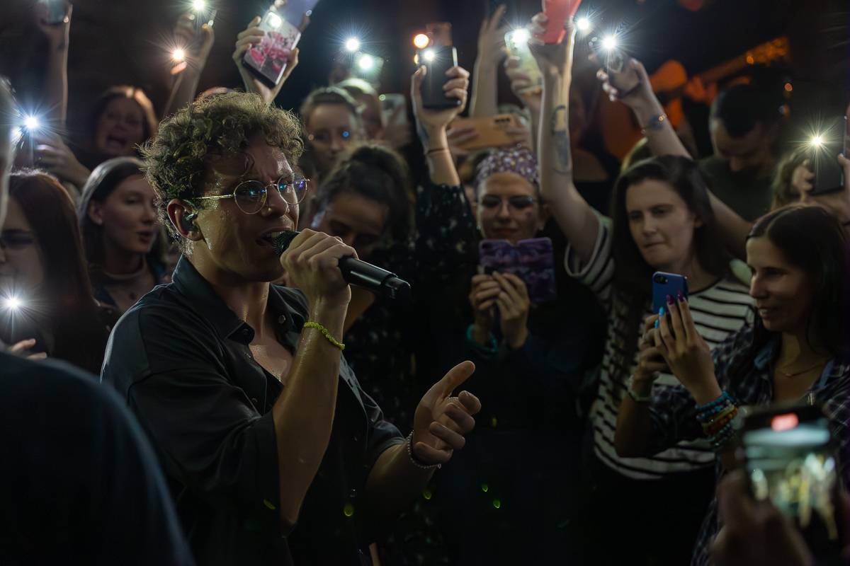 Kamrad předvedl v Praze show nabitou energií, publikum rozeskákal a rozezpíval svými hity