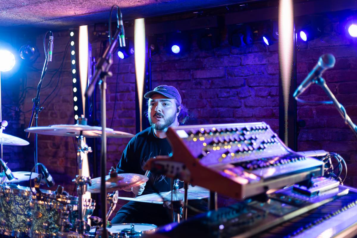 Kamrad předvedl v Praze show nabitou energií, publikum rozeskákal a rozezpíval svými hity