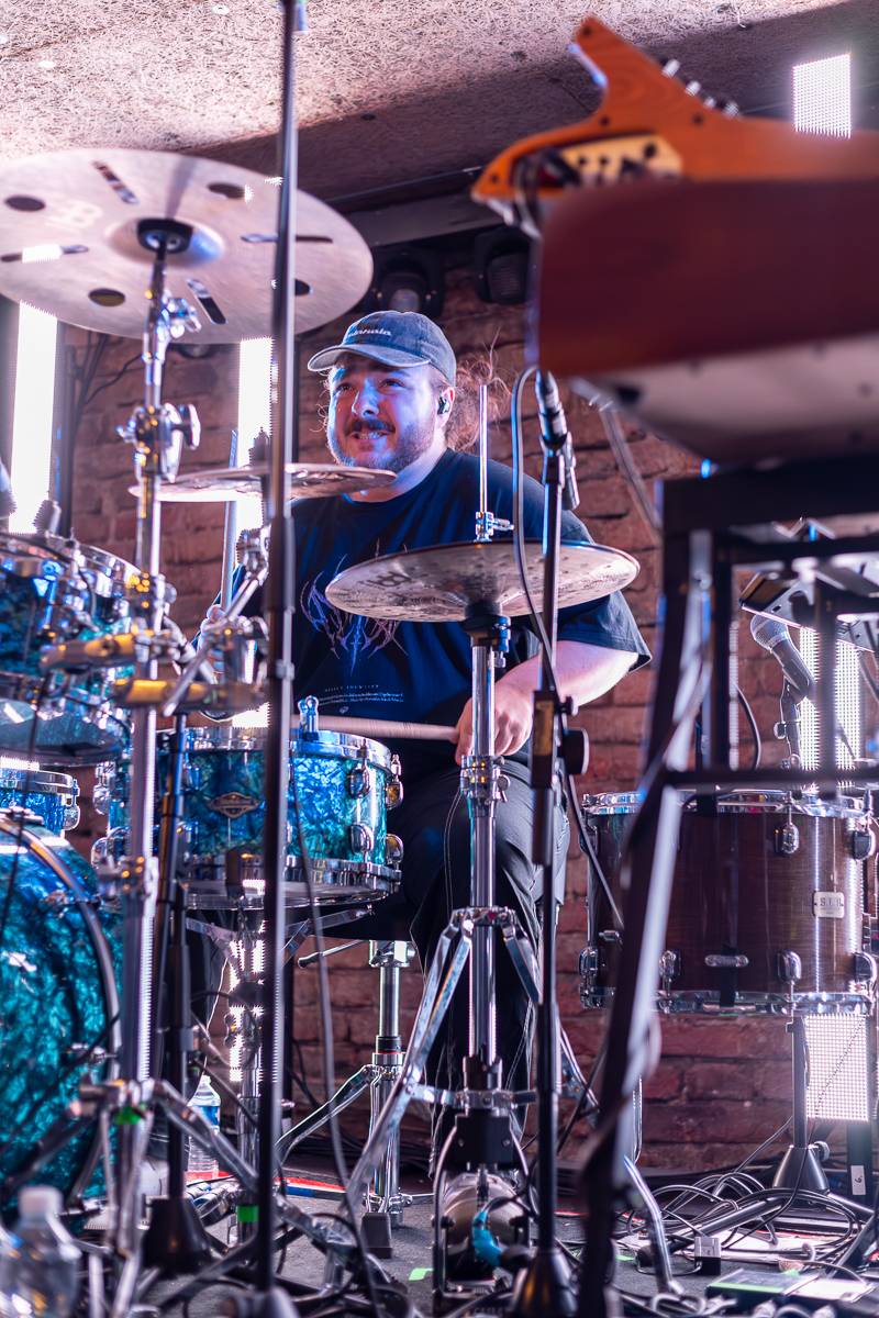 Kamrad předvedl v Praze show nabitou energií, publikum rozeskákal a rozezpíval svými hity