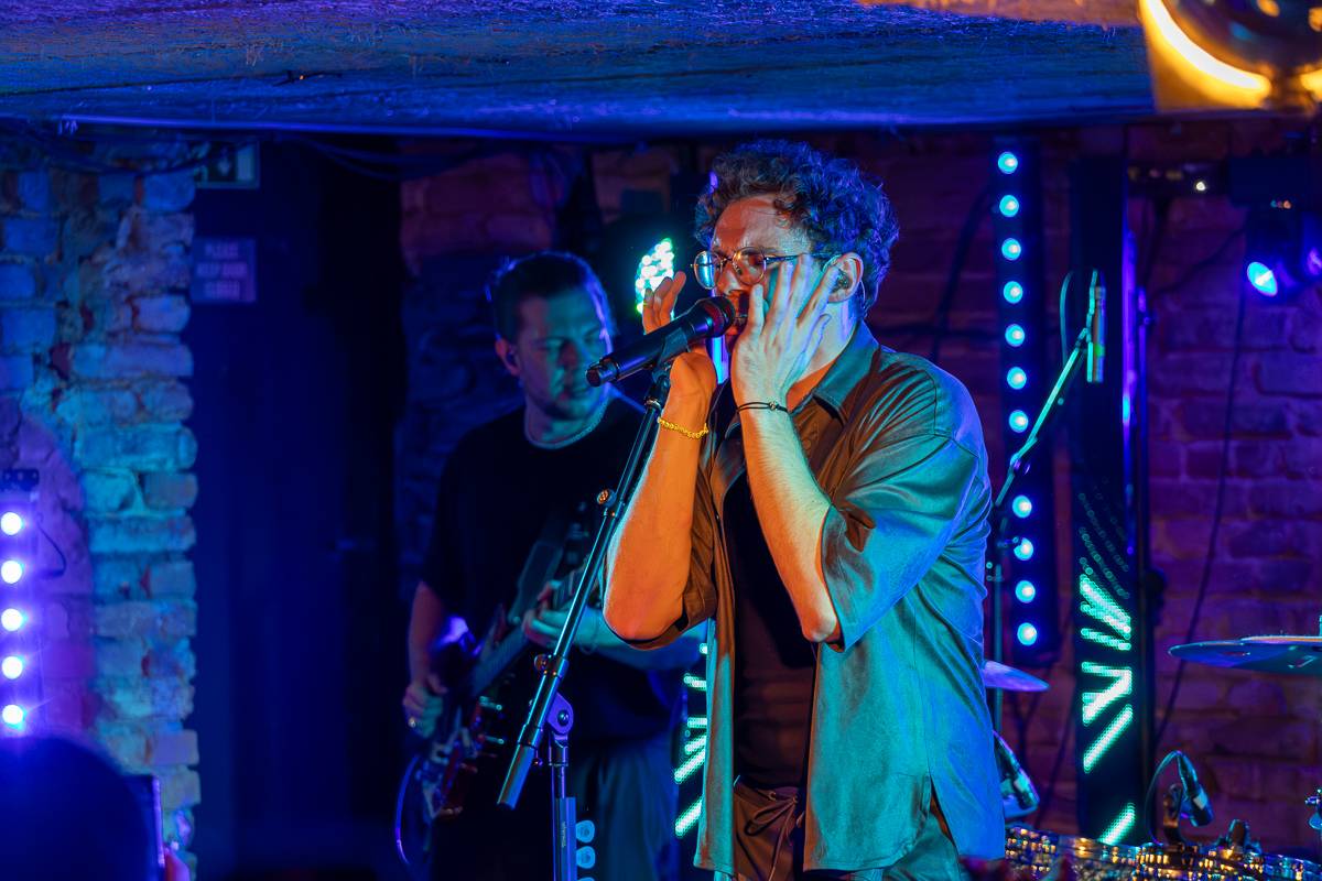 Kamrad předvedl v Praze show nabitou energií, publikum rozeskákal a rozezpíval svými hity