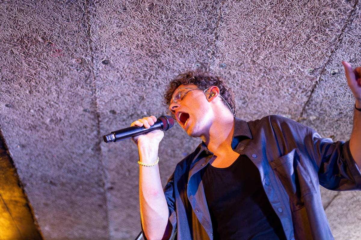 Kamrad předvedl v Praze show nabitou energií, publikum rozeskákal a rozezpíval svými hity