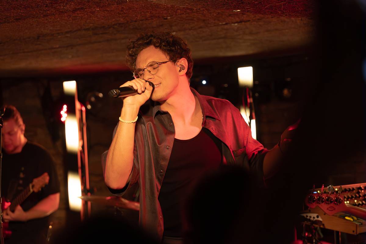 Kamrad předvedl v Praze show nabitou energií, publikum rozeskákal a rozezpíval svými hity