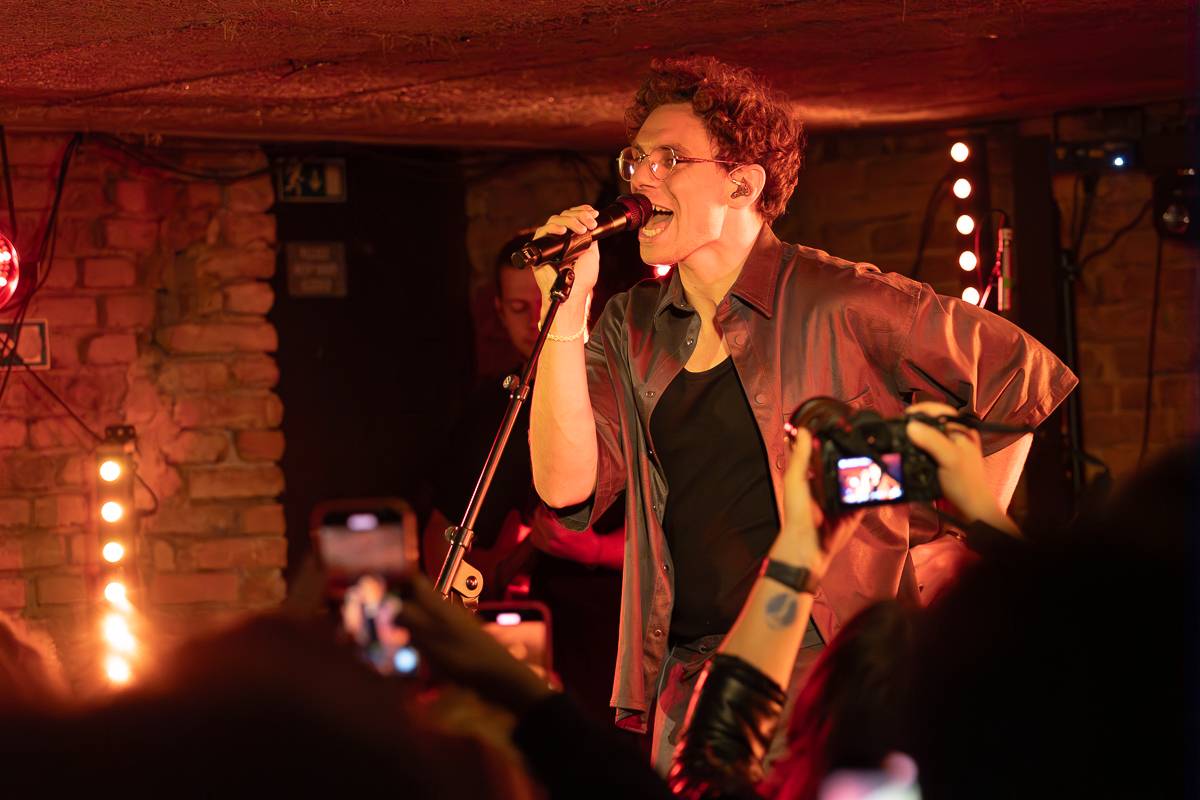 Kamrad předvedl v Praze show nabitou energií, publikum rozeskákal a rozezpíval svými hity