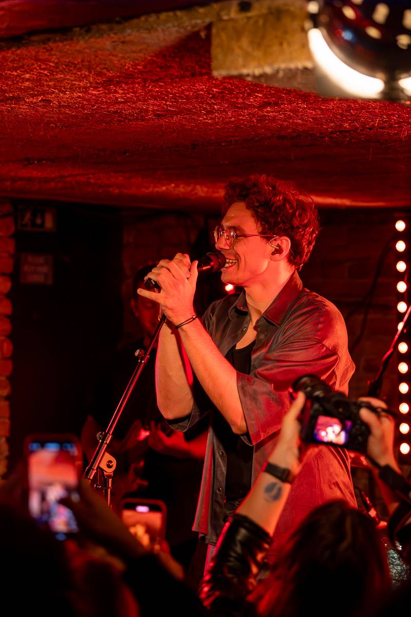 Kamrad předvedl v Praze show nabitou energií, publikum rozeskákal a rozezpíval svými hity