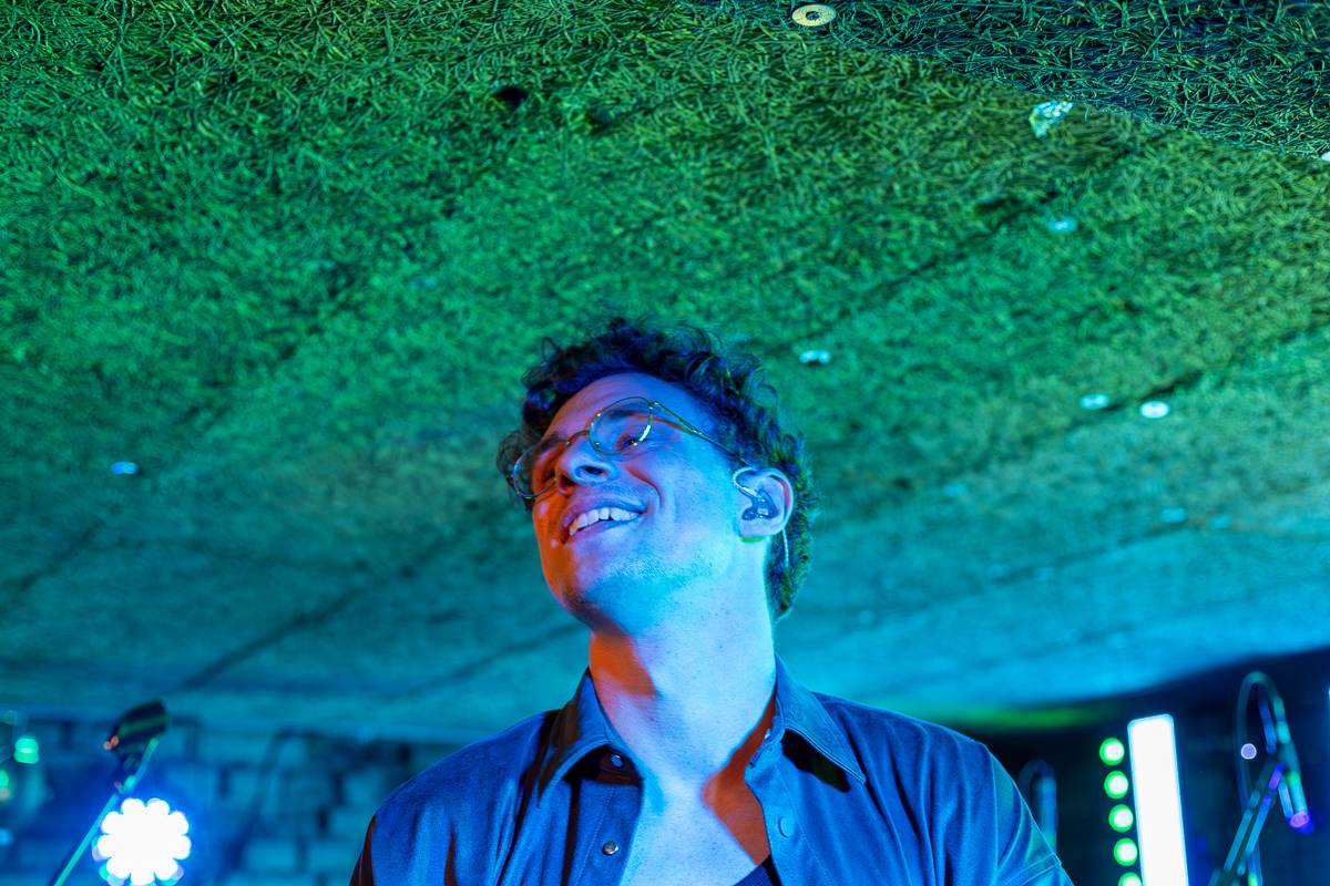 Kamrad předvedl v Praze show nabitou energií, publikum rozeskákal a rozezpíval svými hity