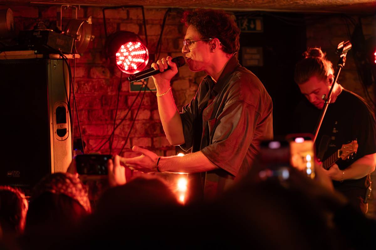 Kamrad předvedl v Praze show nabitou energií, publikum rozeskákal a rozezpíval svými hity