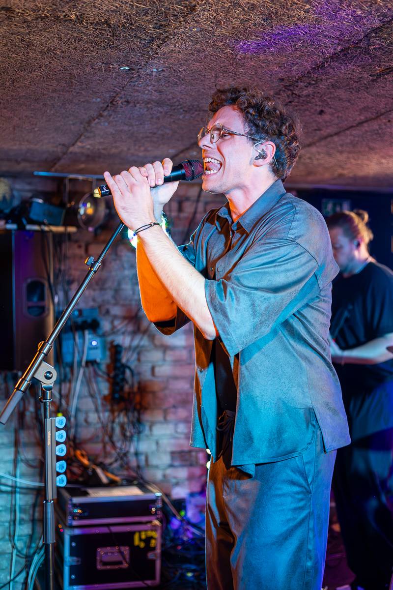 Kamrad předvedl v Praze show nabitou energií, publikum rozeskákal a rozezpíval svými hity