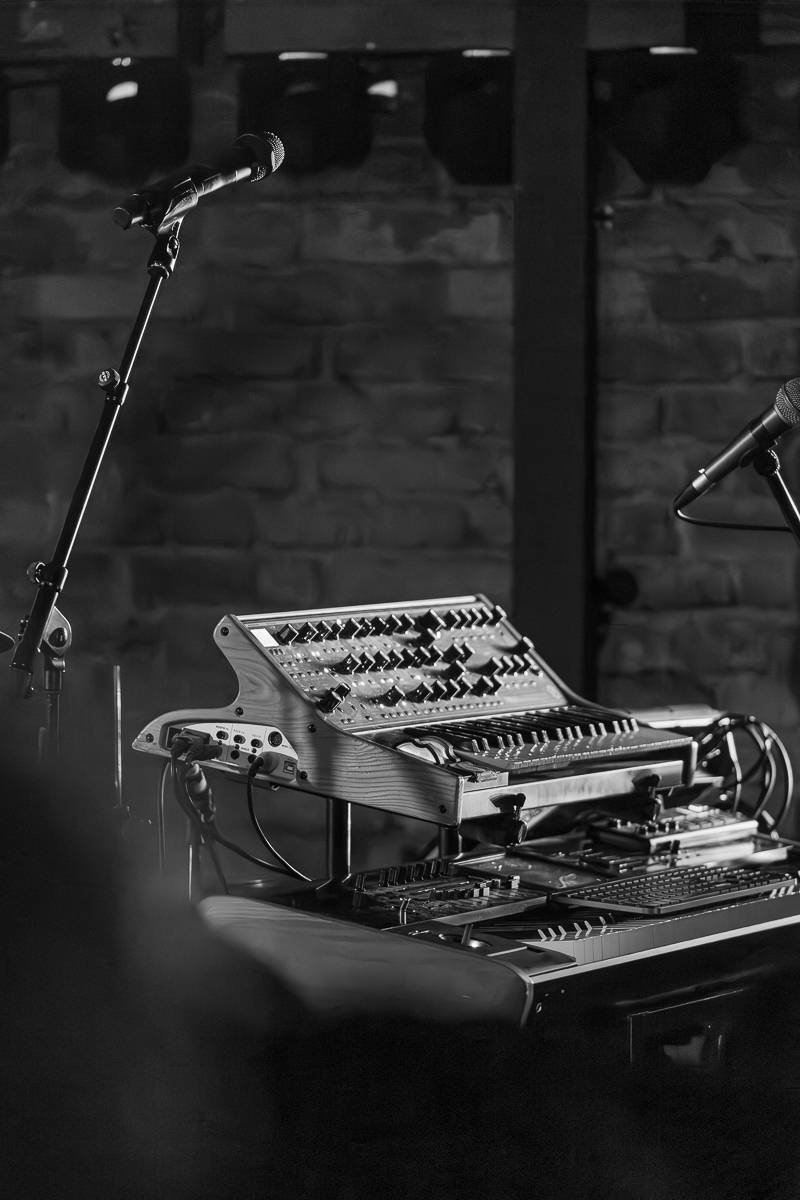 Kamrad předvedl v Praze show nabitou energií, publikum rozeskákal a rozezpíval svými hity