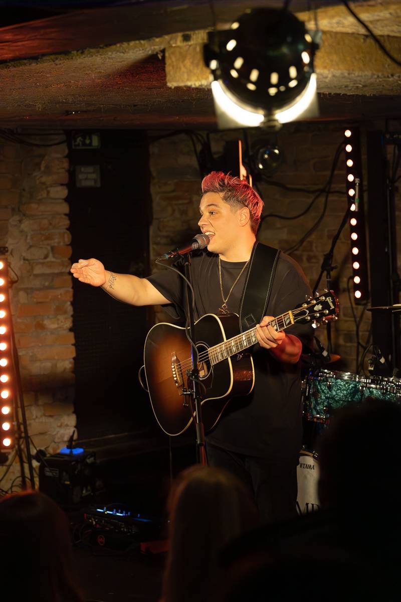 Kamrad předvedl v Praze show nabitou energií, publikum rozeskákal a rozezpíval svými hity