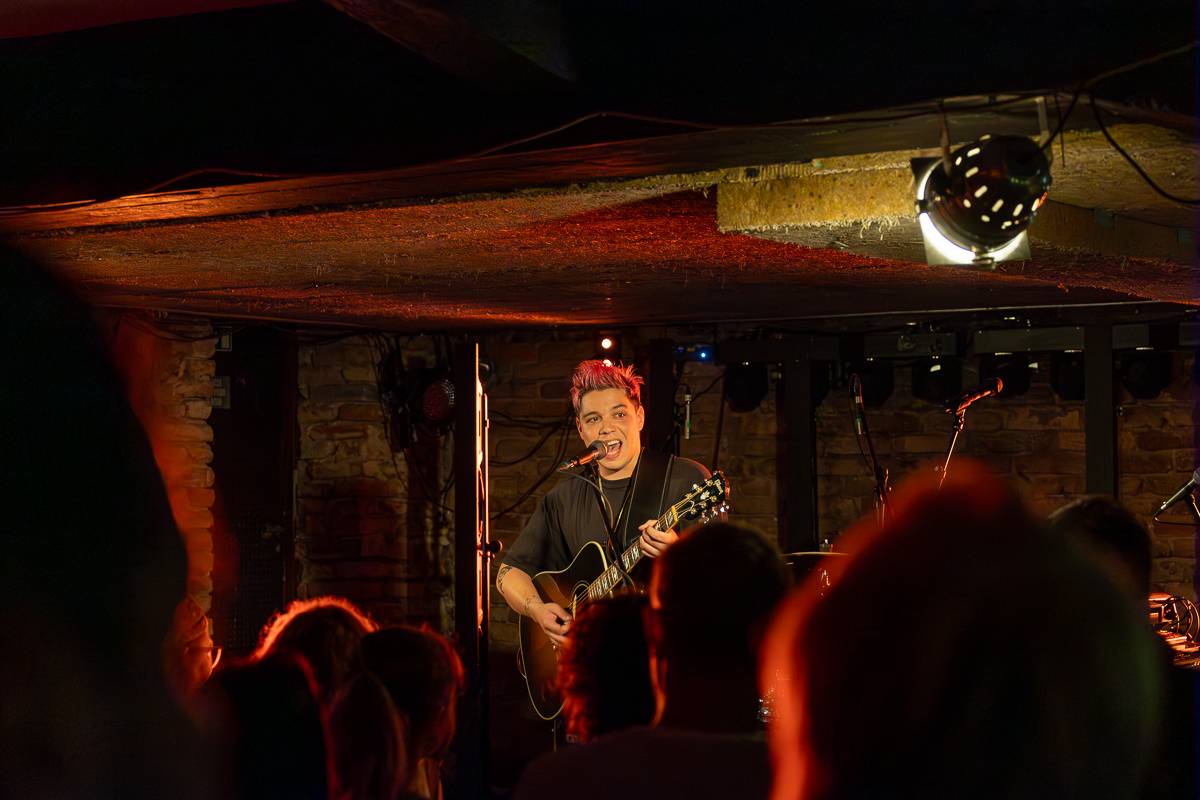 Kamrad předvedl v Praze show nabitou energií, publikum rozeskákal a rozezpíval svými hity