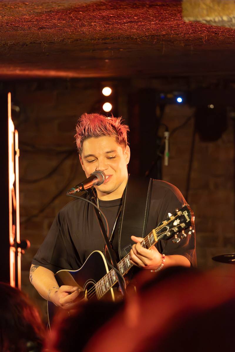 Kamrad předvedl v Praze show nabitou energií, publikum rozeskákal a rozezpíval svými hity