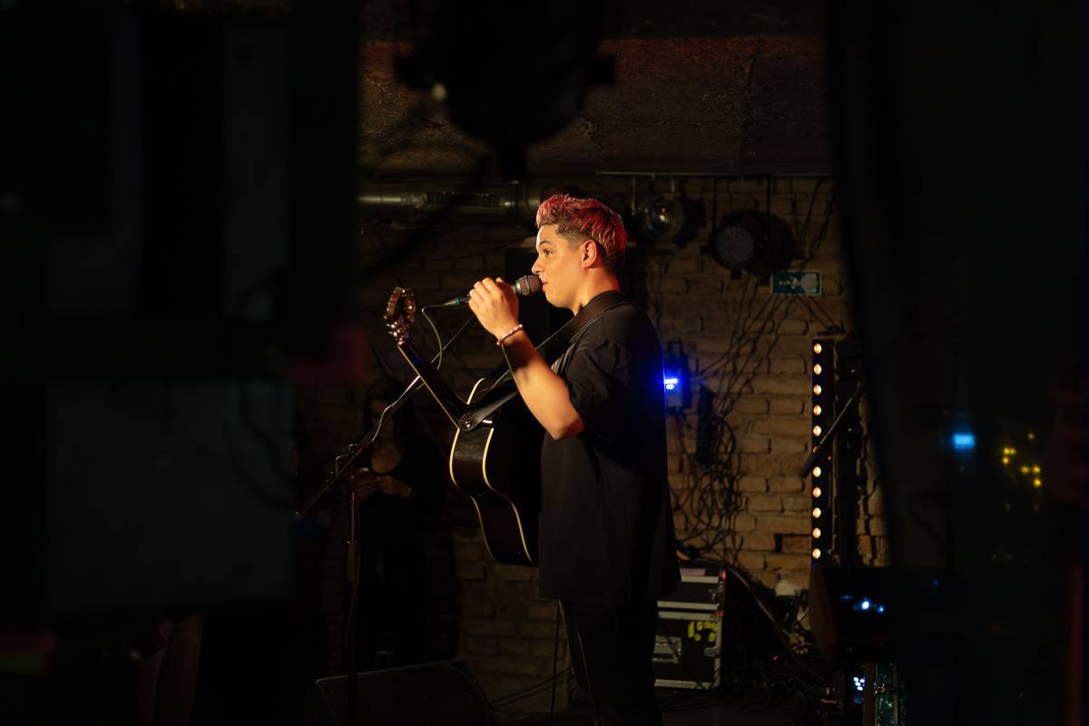 Kamrad předvedl v Praze show nabitou energií, publikum rozeskákal a rozezpíval svými hity