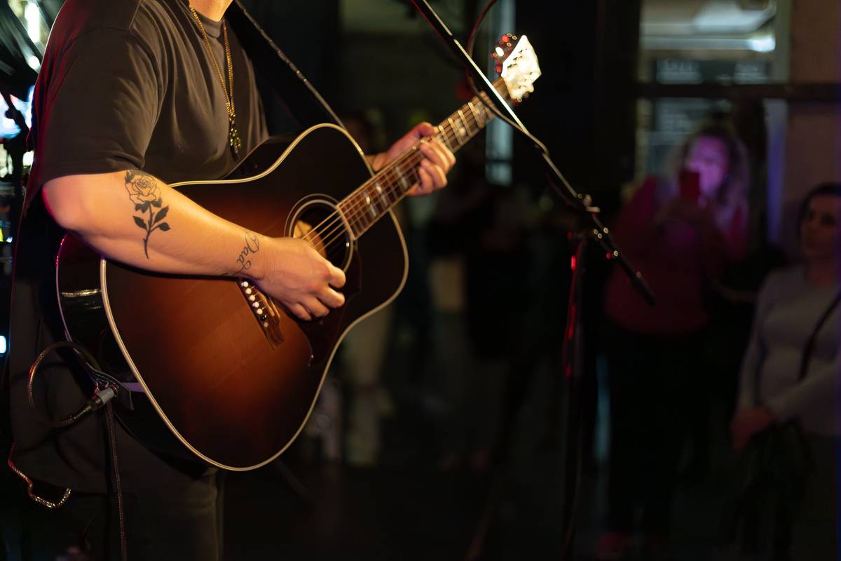 Kamrad předvedl v Praze show nabitou energií, publikum rozeskákal a rozezpíval svými hity