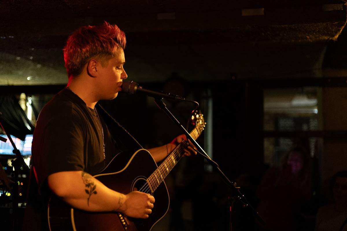 Kamrad předvedl v Praze show nabitou energií, publikum rozeskákal a rozezpíval svými hity