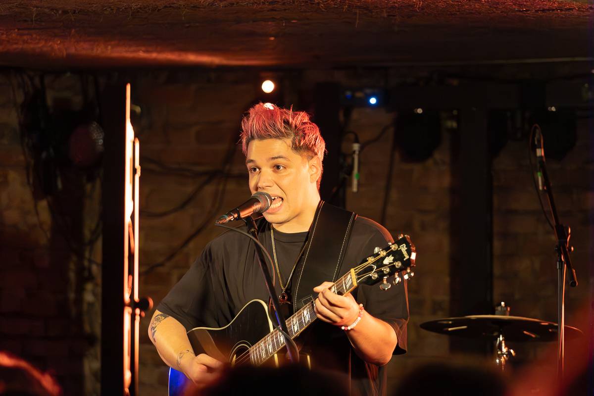 Kamrad předvedl v Praze show nabitou energií, publikum rozeskákal a rozezpíval svými hity