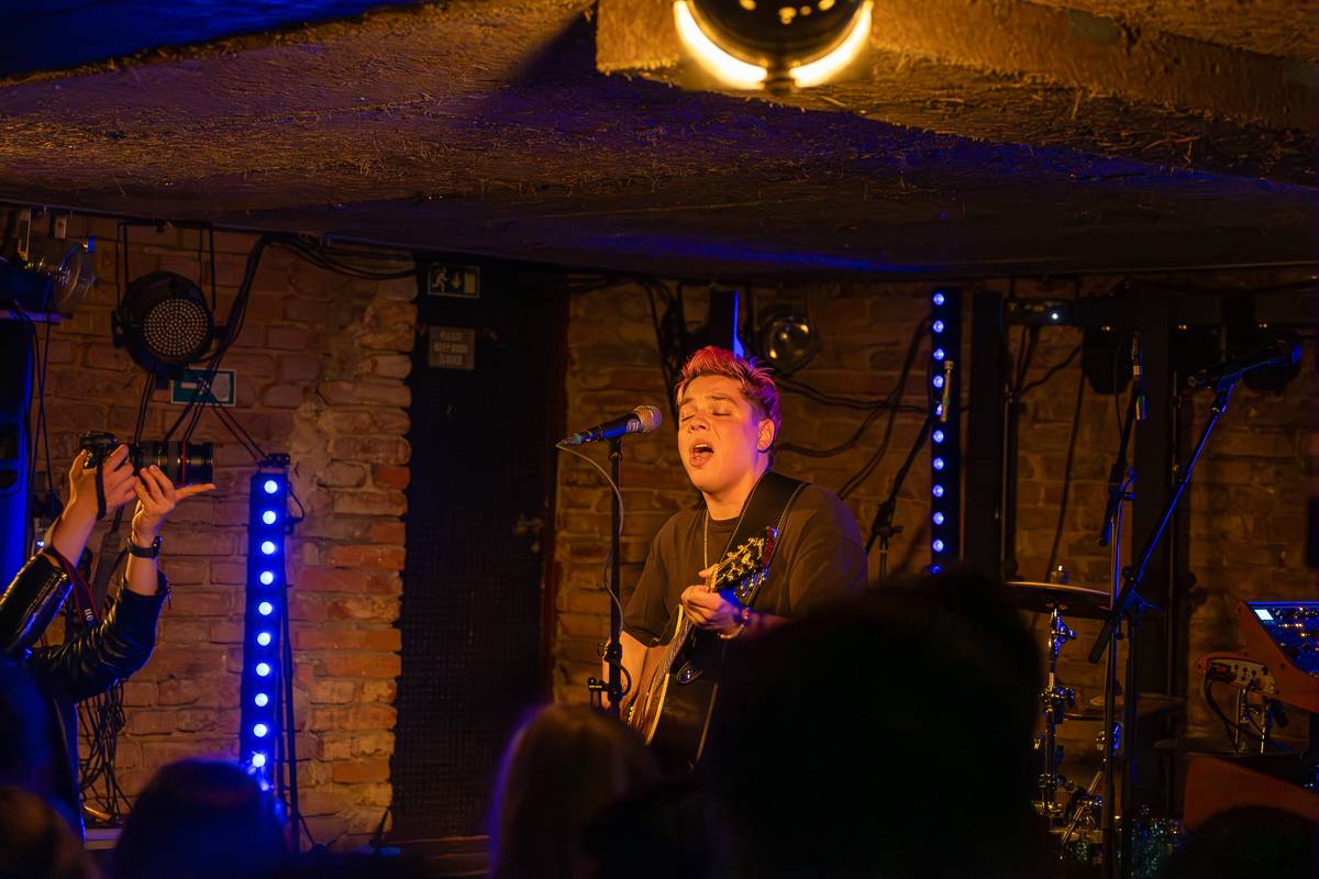 Kamrad předvedl v Praze show nabitou energií, publikum rozeskákal a rozezpíval svými hity