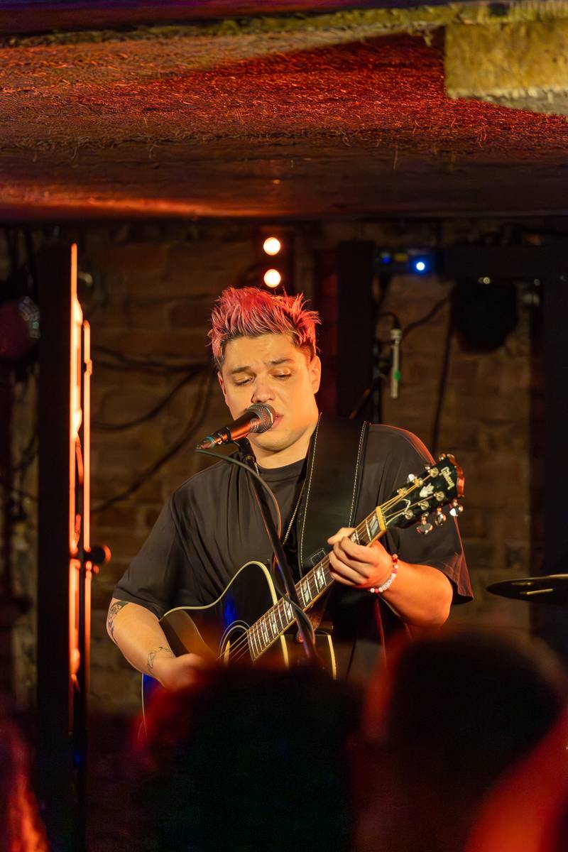 Kamrad předvedl v Praze show nabitou energií, publikum rozeskákal a rozezpíval svými hity