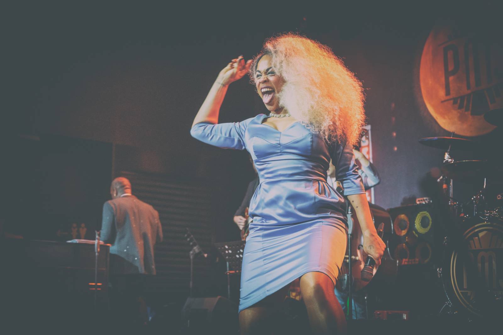 Dobové oblečky a současné hity v retro kabátu. Postmodern Jukebox se vrátil do Prahy