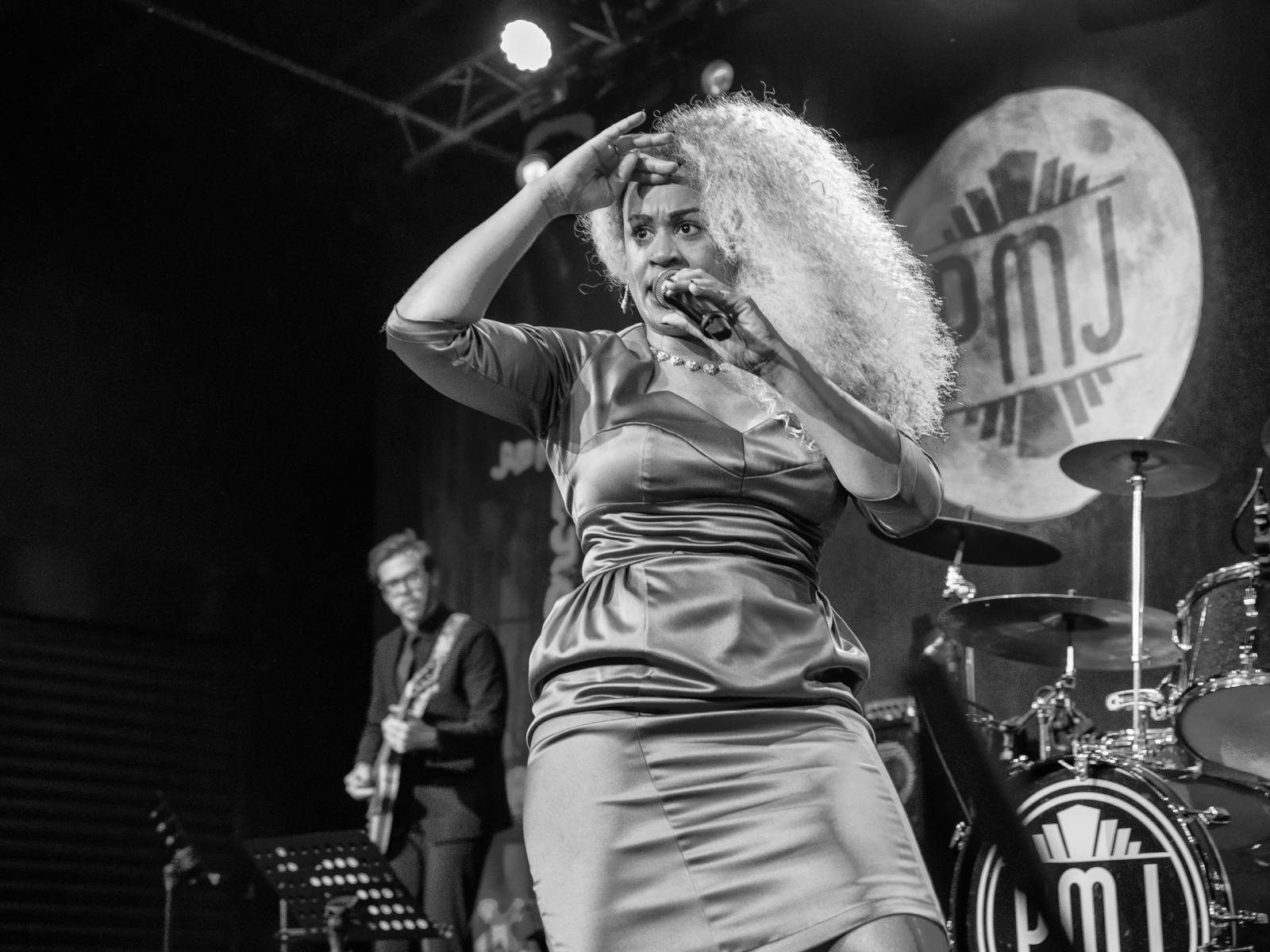 Dobové oblečky a současné hity v retro kabátu. Postmodern Jukebox se vrátil do Prahy