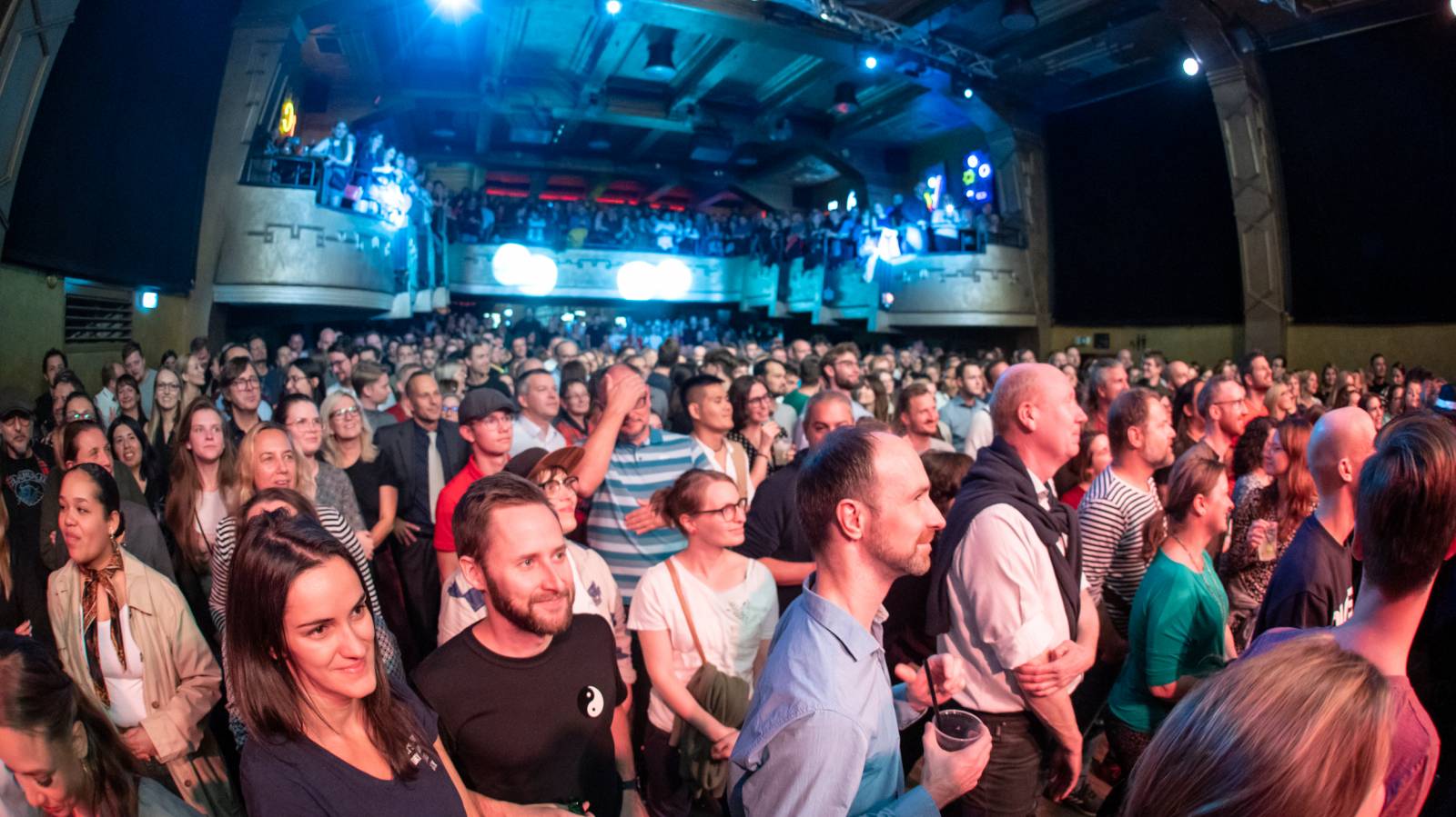 Dobové oblečky a současné hity v retro kabátu. Postmodern Jukebox se vrátil do Prahy