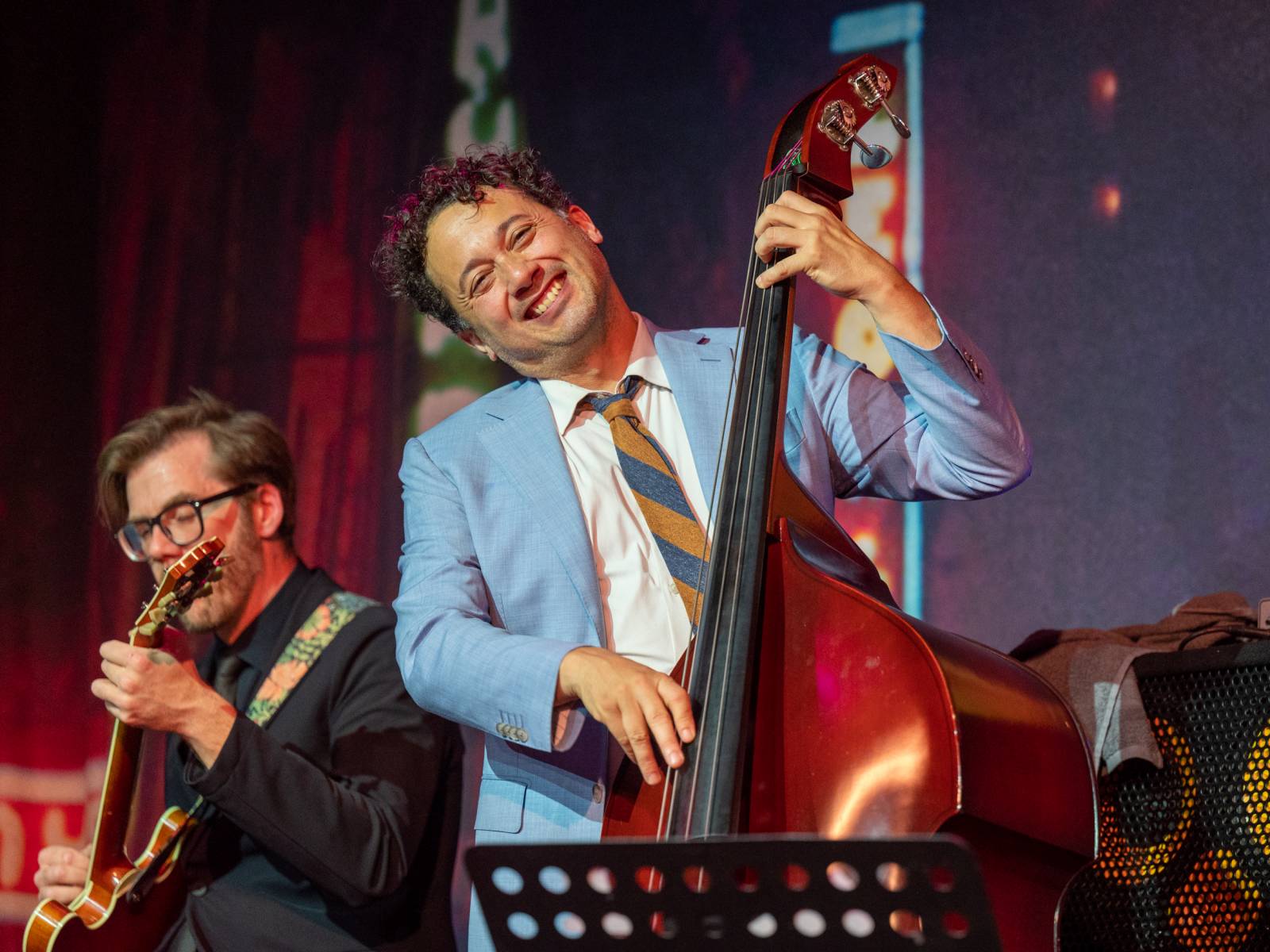 Dobové oblečky a současné hity v retro kabátu. Postmodern Jukebox se vrátil do Prahy