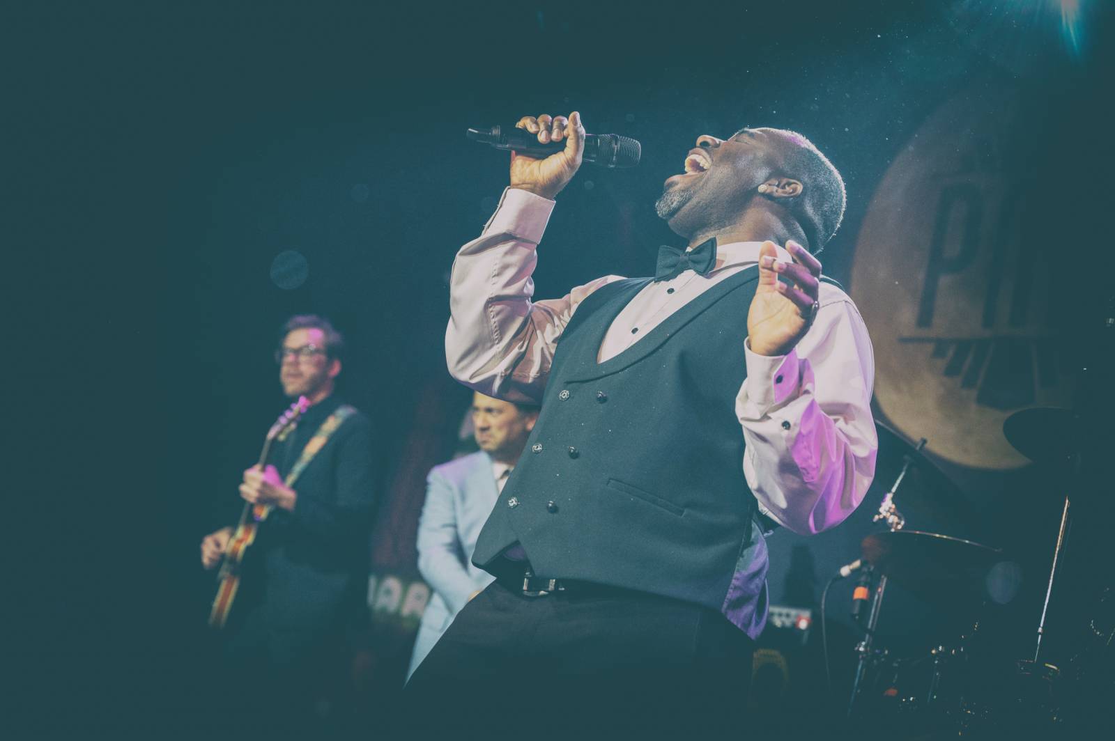 Dobové oblečky a současné hity v retro kabátu. Postmodern Jukebox se vrátil do Prahy