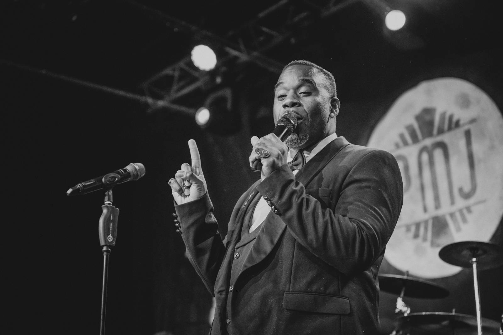 Dobové oblečky a současné hity v retro kabátu. Postmodern Jukebox se vrátil do Prahy