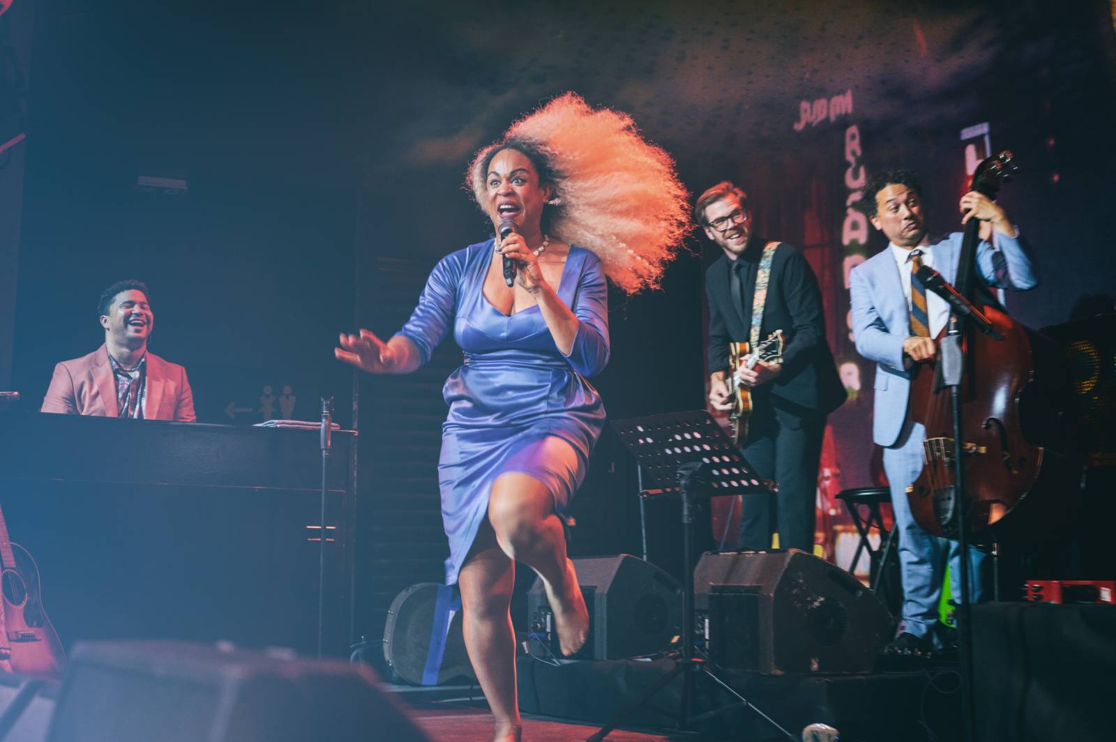 Dobové oblečky a současné hity v retro kabátu. Postmodern Jukebox se vrátil do Prahy