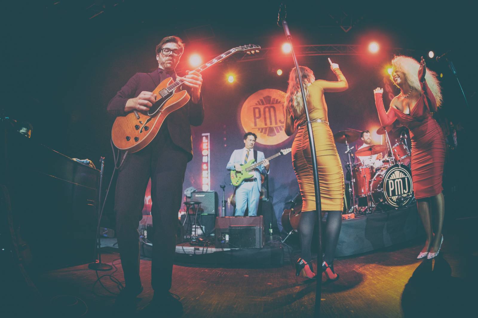 Dobové oblečky a současné hity v retro kabátu. Postmodern Jukebox se vrátil do Prahy