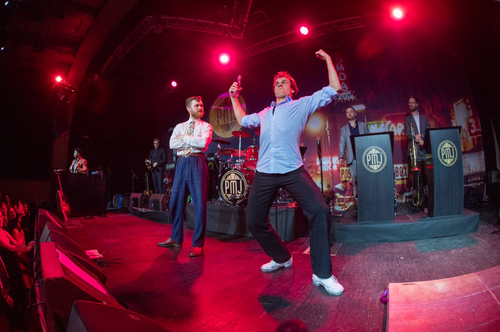 Dobové oblečky a současné hity v retro kabátu. Postmodern Jukebox se vrátil do Prahy