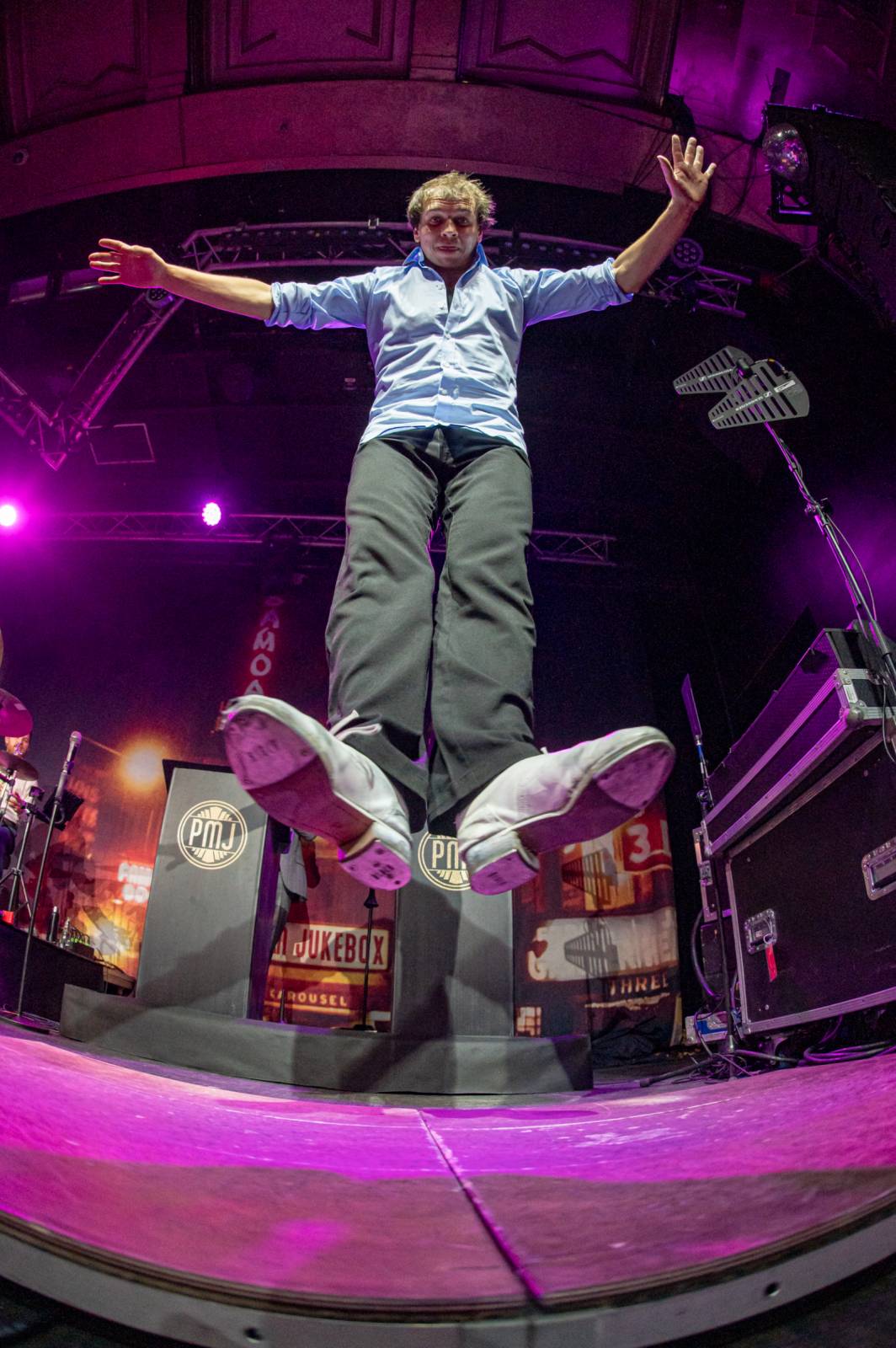 Dobové oblečky a současné hity v retro kabátu. Postmodern Jukebox se vrátil do Prahy