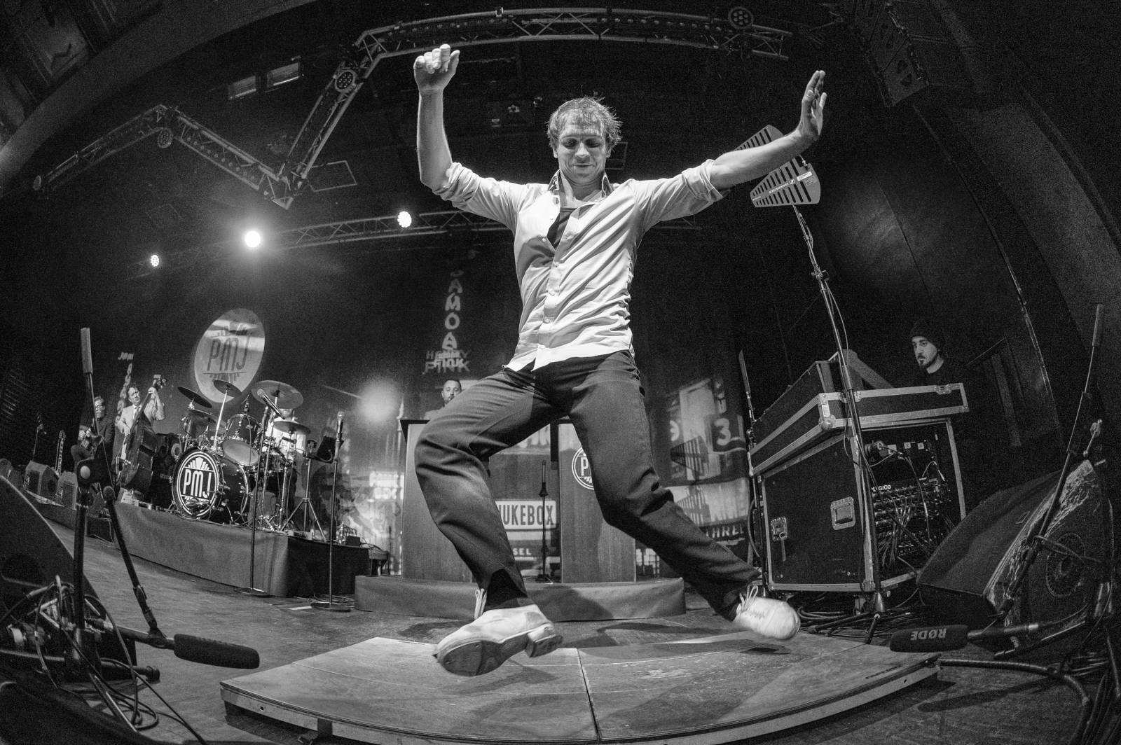 Dobové oblečky a současné hity v retro kabátu. Postmodern Jukebox se vrátil do Prahy