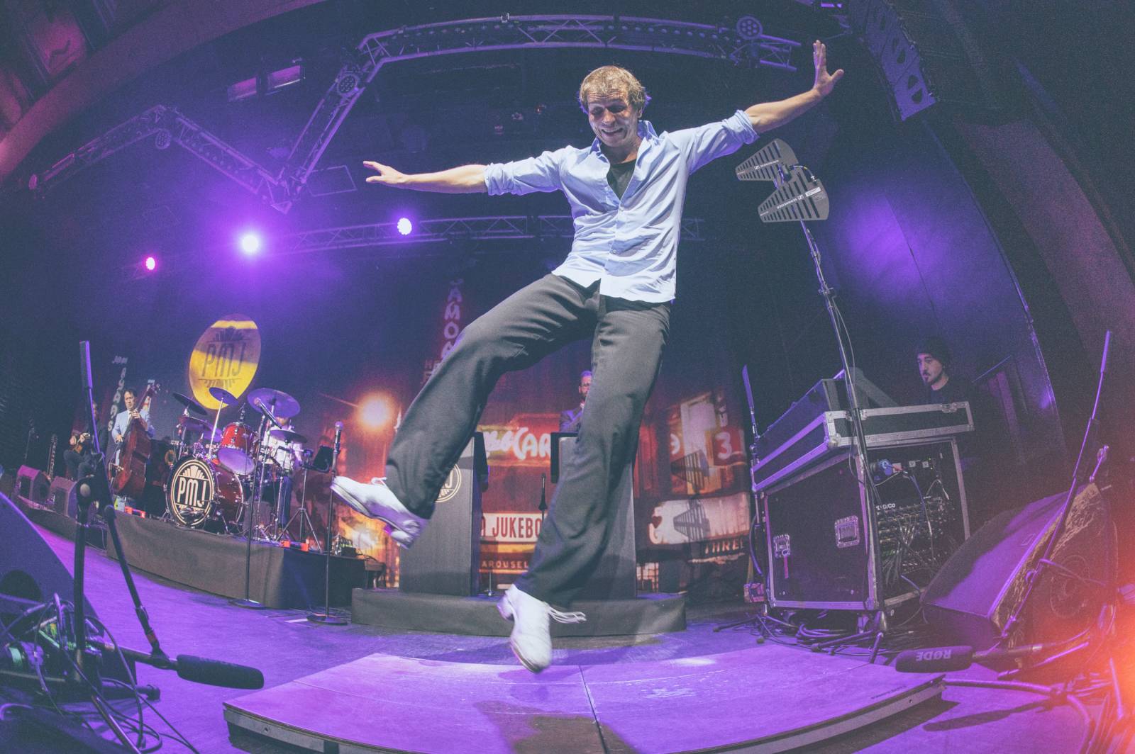 Dobové oblečky a současné hity v retro kabátu. Postmodern Jukebox se vrátil do Prahy