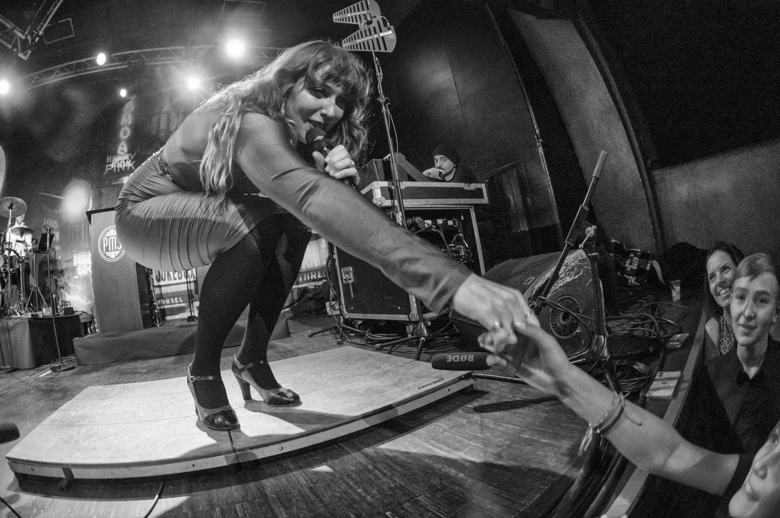 Dobové oblečky a současné hity v retro kabátu. Postmodern Jukebox se vrátil do Prahy