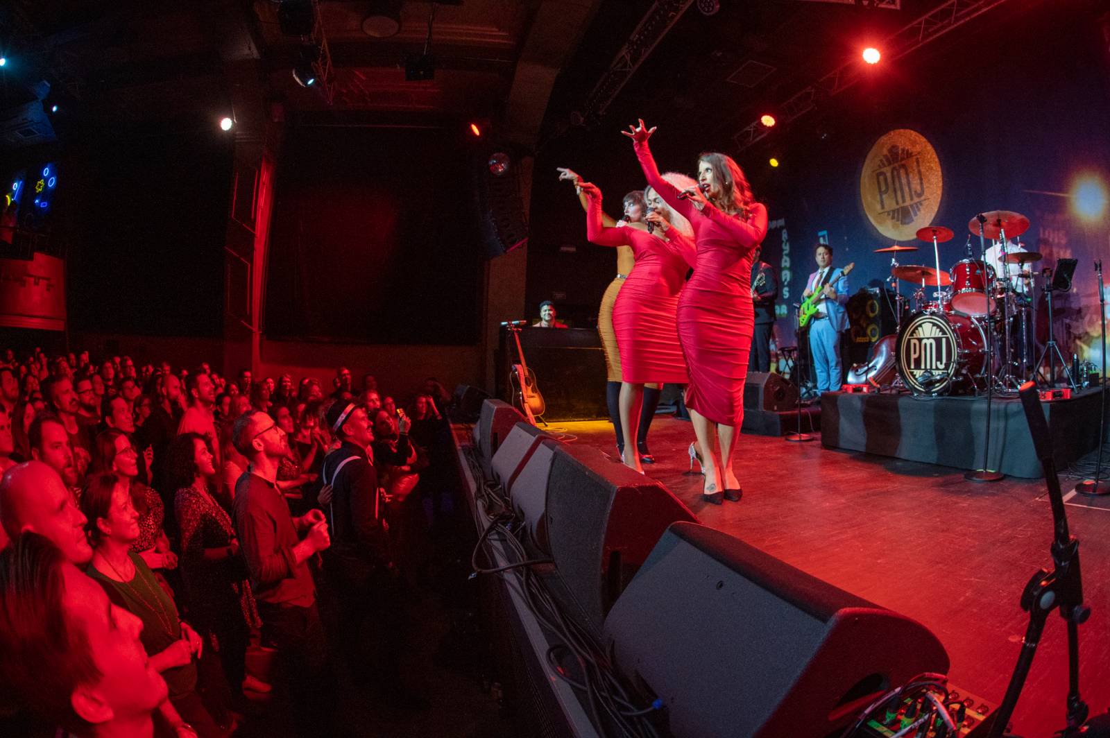 Dobové oblečky a současné hity v retro kabátu. Postmodern Jukebox se vrátil do Prahy