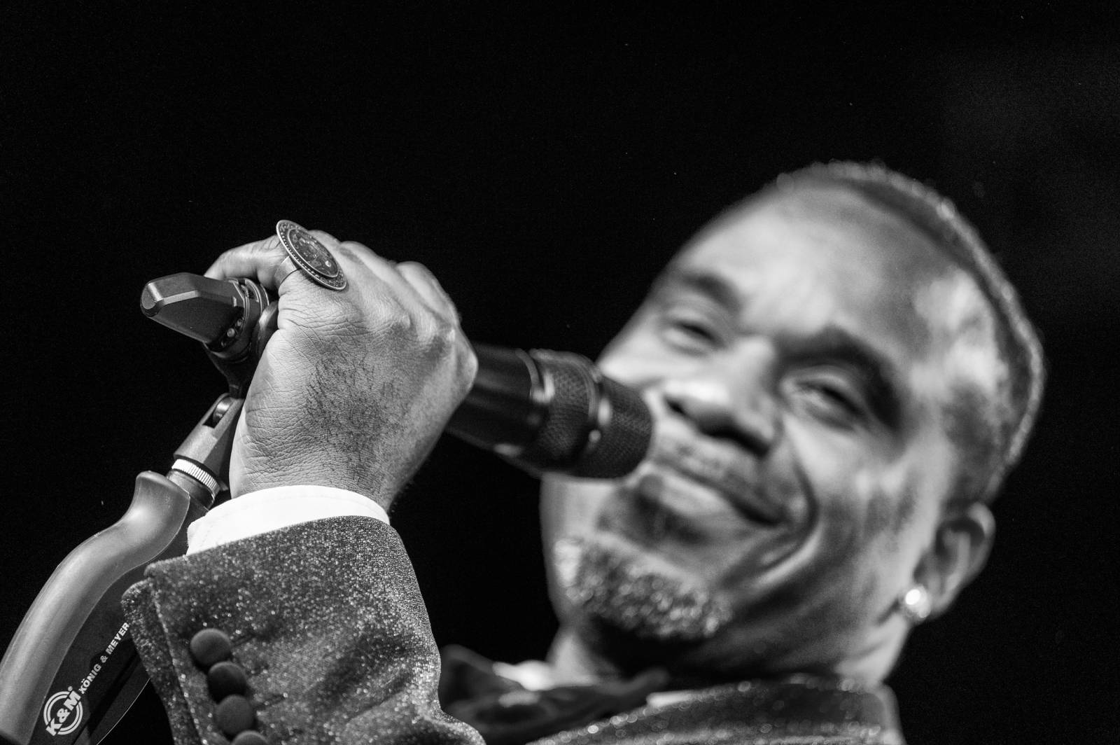 Dobové oblečky a současné hity v retro kabátu. Postmodern Jukebox se vrátil do Prahy