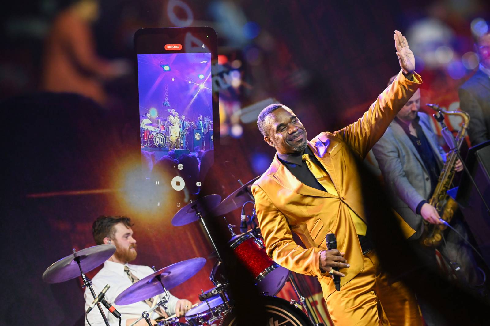 Dobové oblečky a současné hity v retro kabátu. Postmodern Jukebox se vrátil do Prahy