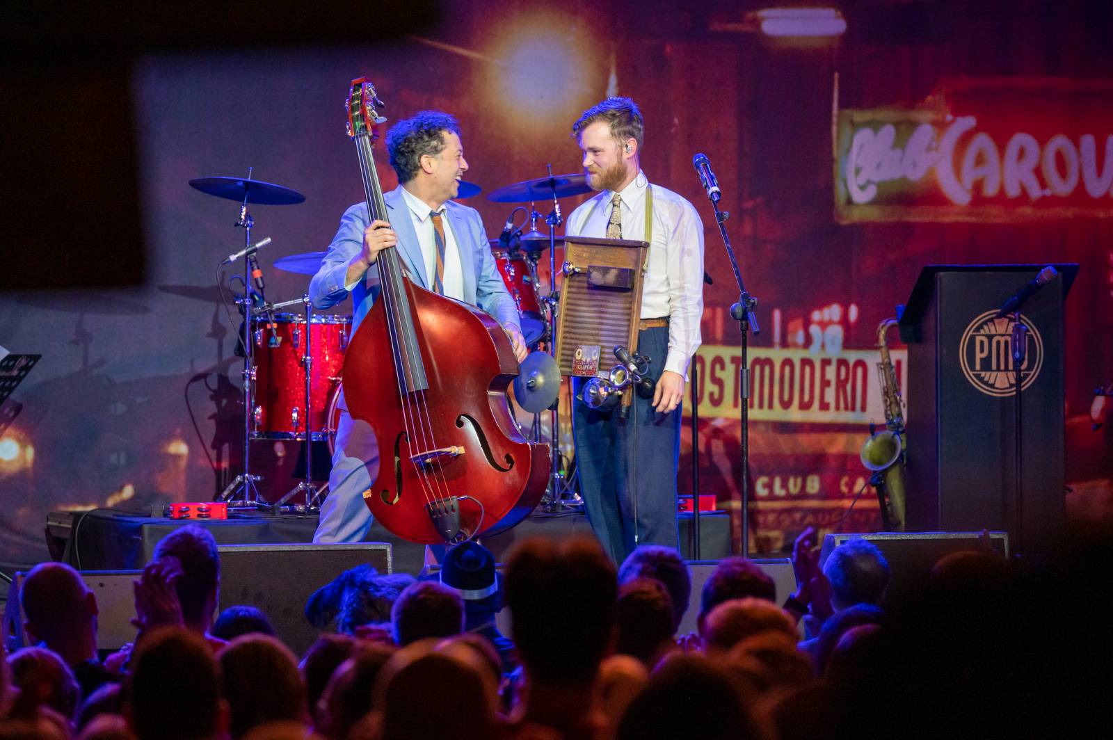 Dobové oblečky a současné hity v retro kabátu. Postmodern Jukebox se vrátil do Prahy