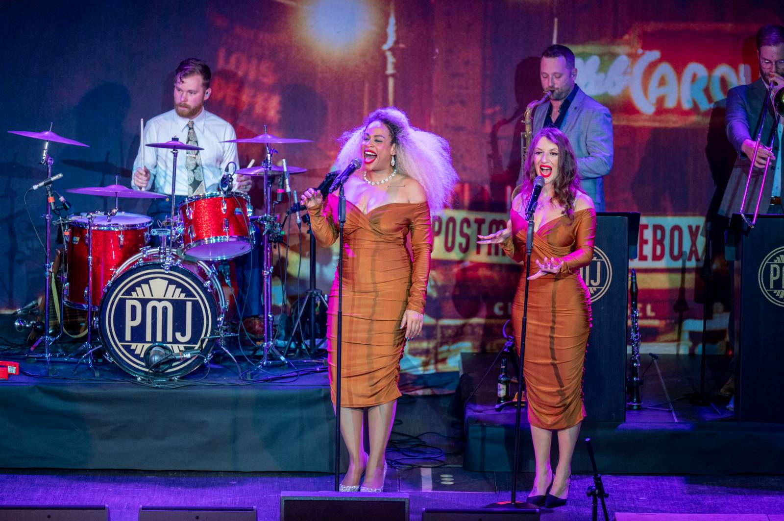 Dobové oblečky a současné hity v retro kabátu. Postmodern Jukebox se vrátil do Prahy