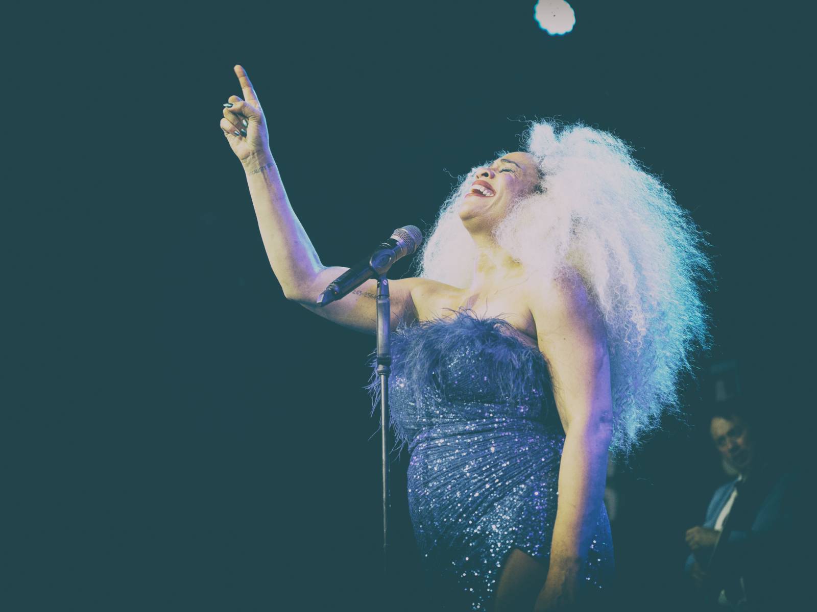 Dobové oblečky a současné hity v retro kabátu. Postmodern Jukebox se vrátil do Prahy