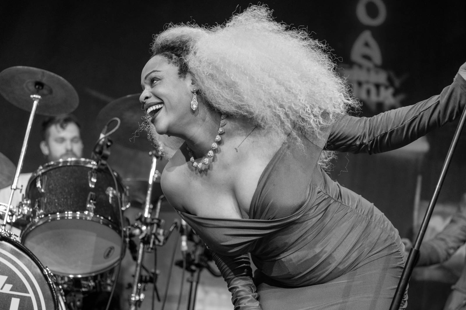 Dobové oblečky a současné hity v retro kabátu. Postmodern Jukebox se vrátil do Prahy