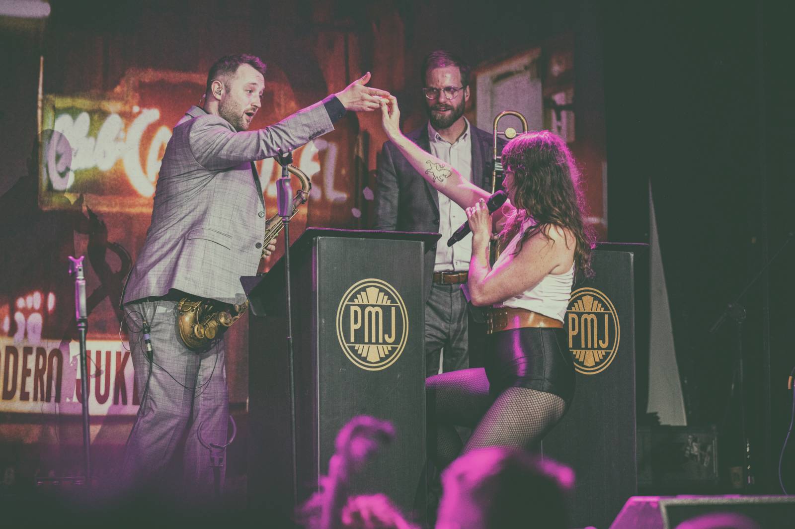 Dobové oblečky a současné hity v retro kabátu. Postmodern Jukebox se vrátil do Prahy