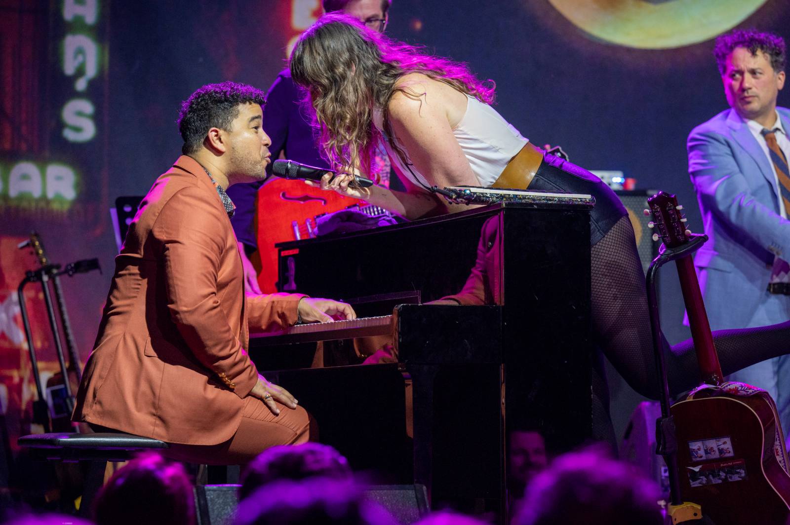 Dobové oblečky a současné hity v retro kabátu. Postmodern Jukebox se vrátil do Prahy