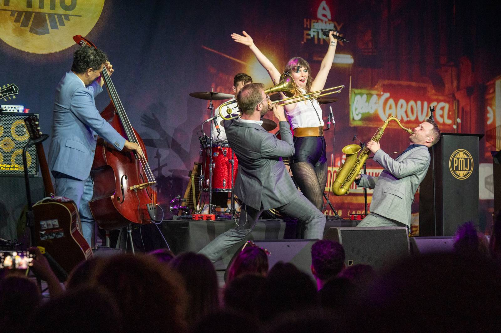 Dobové oblečky a současné hity v retro kabátu. Postmodern Jukebox se vrátil do Prahy